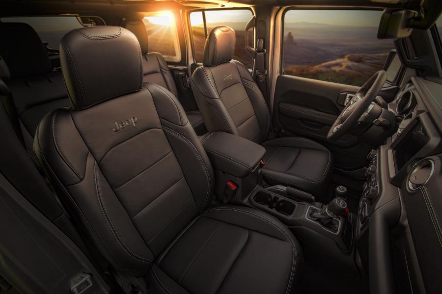 Интерьер Jeep Wrangler Unlimited Moab Edition (JL) 2018 года  (NA) (фото 7 из 16)